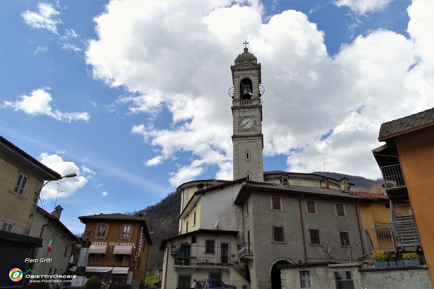 08 Partenza dalla piazzetta  di Vedeseta (m. 820), accanto a chiesa e comune, dove si parcheggia l'auto, .JPG